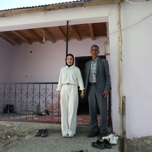 Sınav çıkışında kızını çiçekle karşıladı, sosyal medyada "yılın babası" ila...