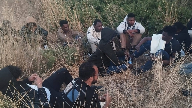 Aydın'da 16 düzensiz göçmen ile 1 insan kaçakçısı yakalandı