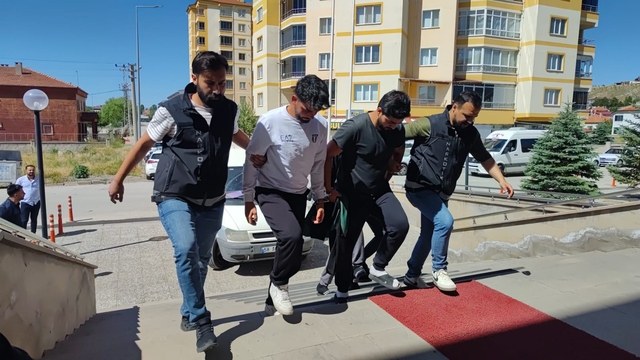 Sivas'ta uyuşturucu operasyonunda 8 zanlı yakalandı