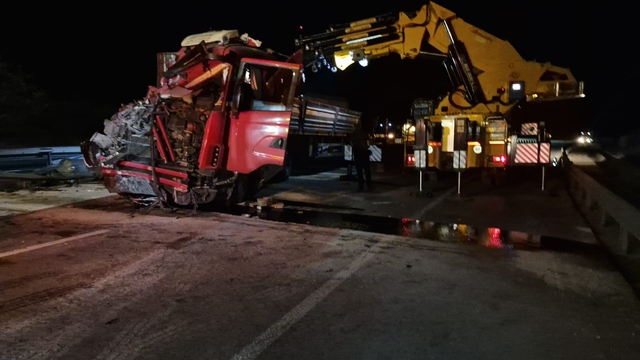 Bilecik'te devrilen tırın sürücüsü yaralandı