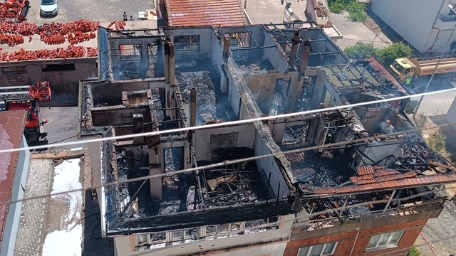 Kayseri'de 3 katlı binada yangın