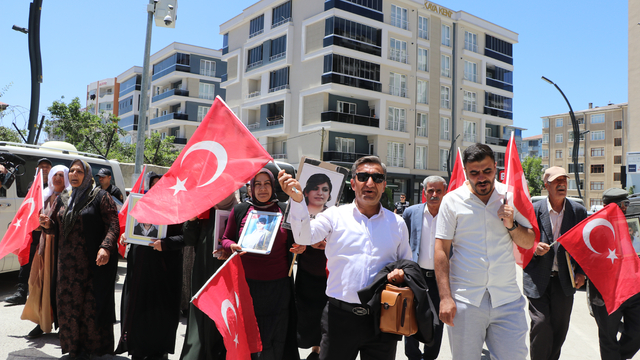 Evlat eylemi yapan aileler: 'Terörsüz Türkiye' istiyoruz