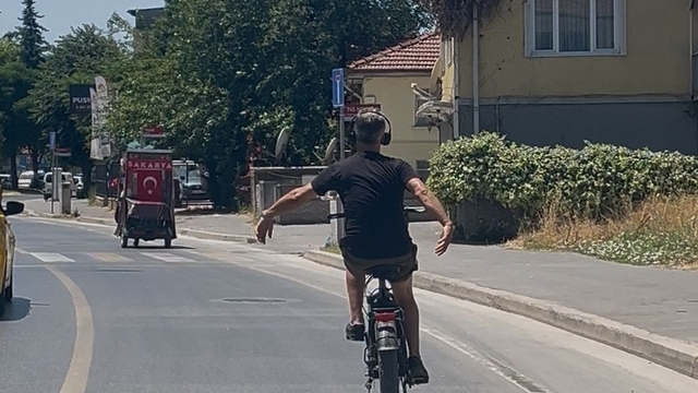 Gidonu bırakıp, dans eden bisikletli kamerada
