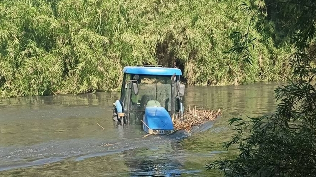 Aydın'da traktörüyle geçmeye çalıştığı nehirde mahsur kalan kişi kurtarıldı
