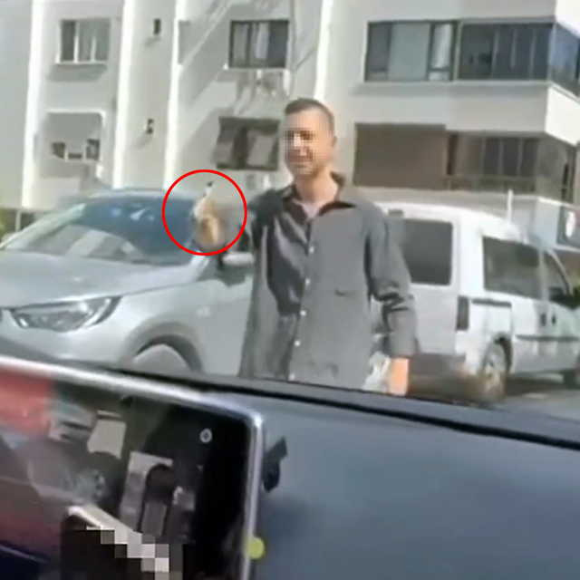 Trafikte tartıştığı kadınlara tabanca doğrultan sürücü tutuklandı