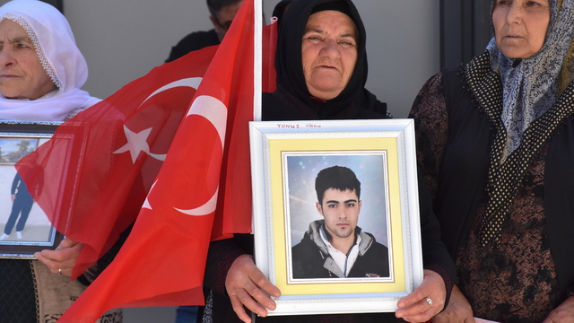 Vanlı aileler, DEM Parti İl Başkanlığı önündeki eylemlerini sürdürdü