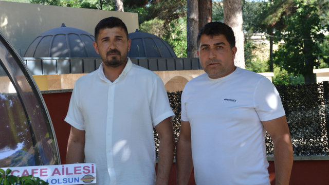 İş yeri açılışı için gönderilen çiçekleri ihtiyaç sahibi çocuklar yararına sattılar