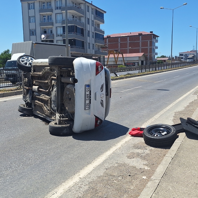Samsun'da devrilen otomobildeki 2 kişi yaralandı