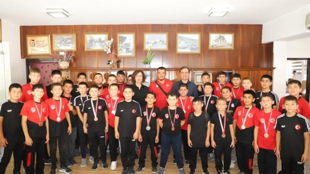 Elmalı Belediye Başkanı Öztürk derece alan güreşçileri ödüllendirdi