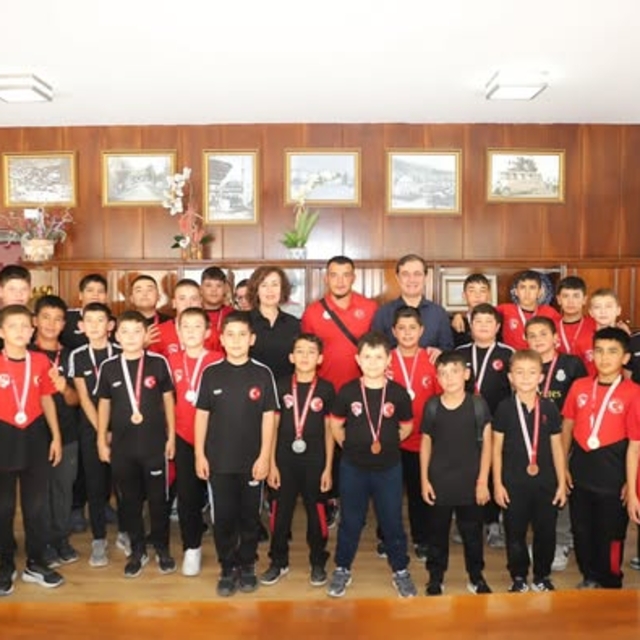 Elmalı Belediye Başkanı Öztürk derece alan güreşçileri ödüllendirdi