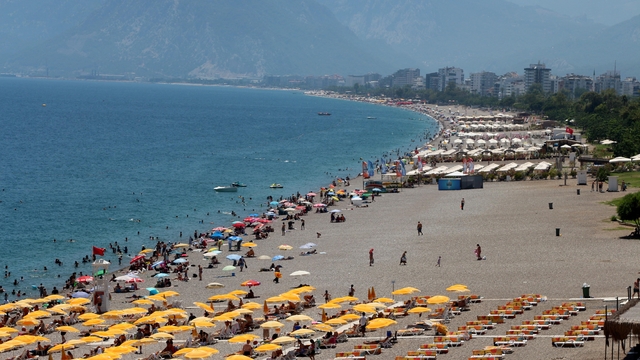 Antalya'da sıcaklık 43 dereceyi buldu, Konyaaltı Sahili doldu
