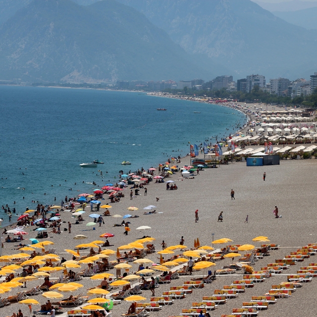Antalya'da sıcaklık 43 dereceyi buldu, Konyaaltı Sahili doldu