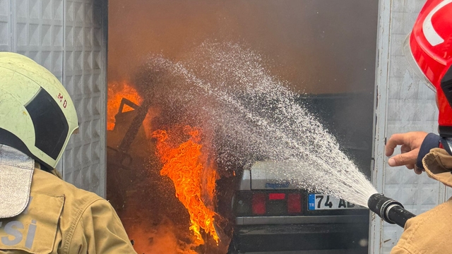Garajdaki otomobil alev aldı