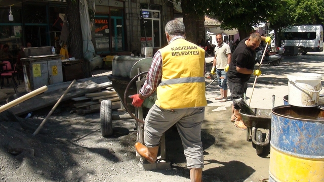 Kağızman'da yol, kaldırım ve altyapı çalışmaları devam ediyor