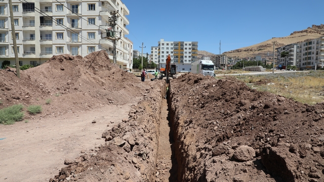 Mardin Büyükşehir Belediyesi Derik'te altyapı çalışmalarını sürdürüyor