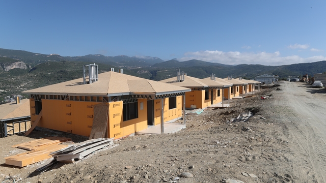 Hatay Defne'de kırsal afet konutlarının yapımı sürüyor