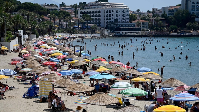 Kuşadası'nda plajlar doldu; sokaklar ve meydanlar boş kaldı