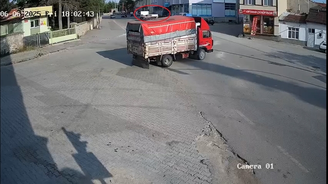 Kamyonet kasası kapağının çarptığı Nisanur öldü; kaza kamerada