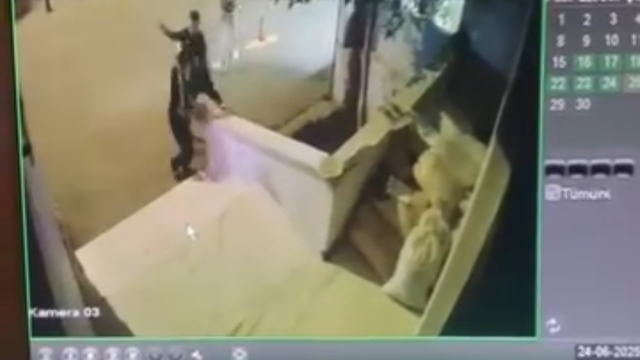 Batman'da bıçaklı saldırı kamerada