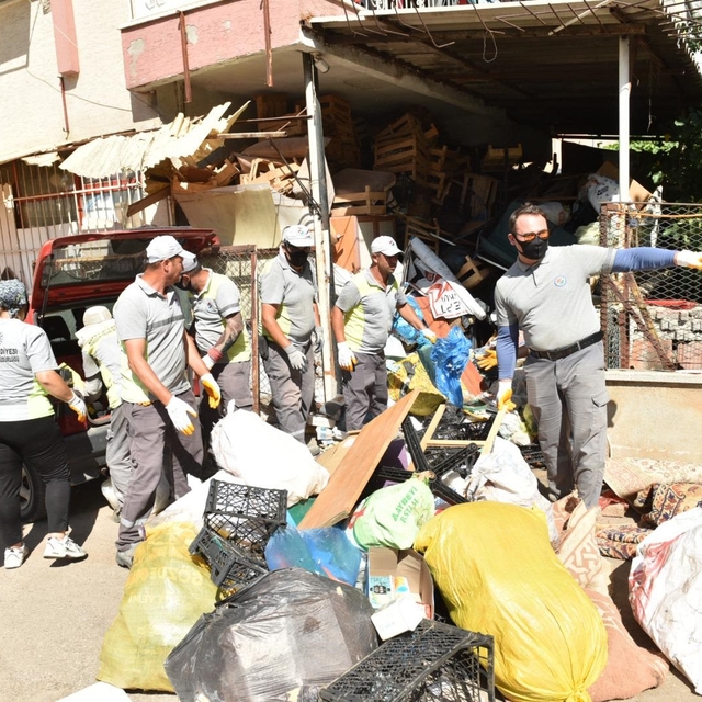 6 katlı binadan bu kez 20 kamyon çöp çıktı