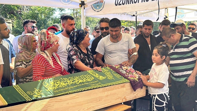 5 kişinin öldüğü kazada otomobil sürücüsü tabutları öpüp, 'Hakkınızı helal edin' dedi