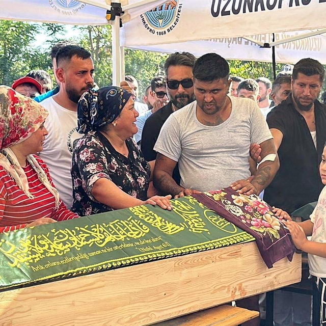 5 kişinin öldüğü kazada otomobil sürücüsü tabutları öpüp, 'Hakkınızı helal...