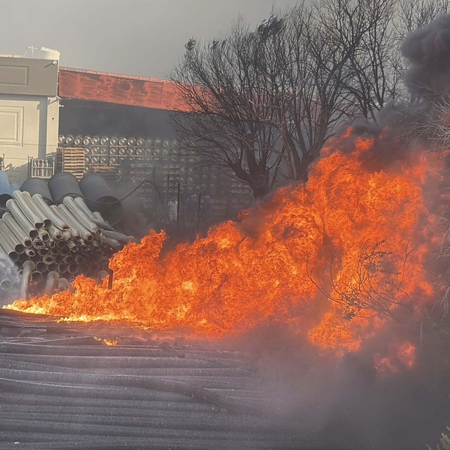 Bodrum'da, açık depo alanındaki yangın söndürüldü