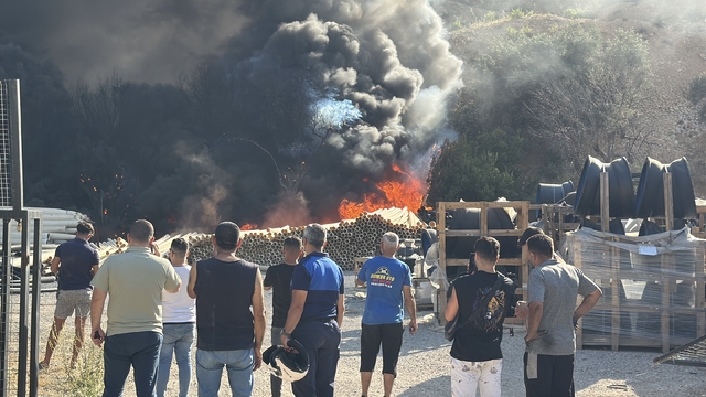 Bodrum'da plastik boruların depolandığı alanda çıkan yangın söndürüldü