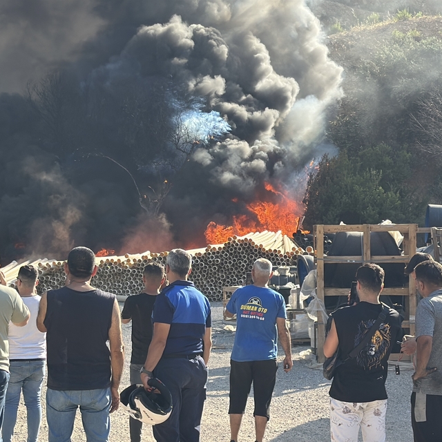 Bodrum'da plastik boruların depolandığı alanda çıkan yangın söndürüldü