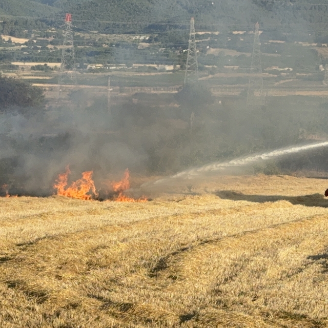 Çanakkale'de tarım arazisinde çıkan yangın söndürüldü