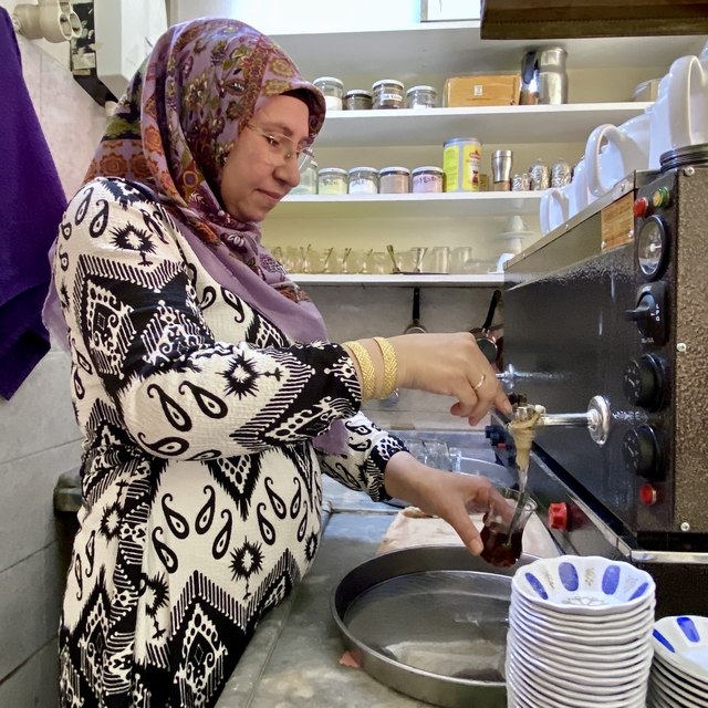 Kastamonu'da çay ocağı işleten kadın örnek oluyor