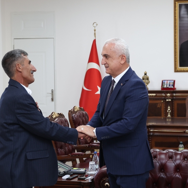 Muş Valisi Çakır, sınavdan çıkan kızını çiçekle karşılayan baba ve ailesiyl...