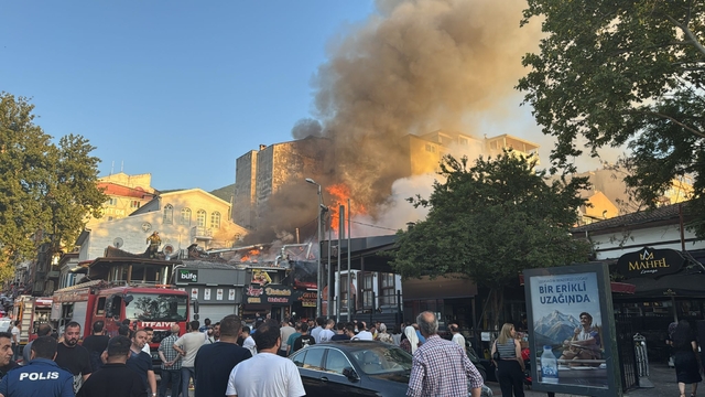 Bursa'da lokantada çıkan yangın söndürülmeye çalışılıyor