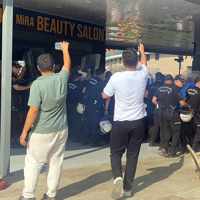 Antalya'da kaçak yapıların yıkımında arbede; kendilerini yakmaya çalışıp, i...