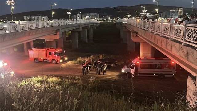 Sivas'ta otomobil, Kızılırmak'taki köprüden düştü; 2 yaralı