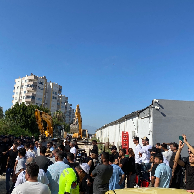 Antalya'nın Aksu ilçesindeki kaçak işletmeler yıkıldı