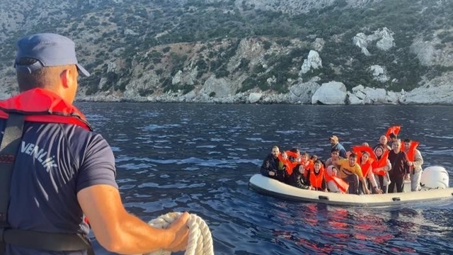 Muğla açıklarında 38 düzensiz göçmen yakalandı, 25 göçmen kurtarıldı