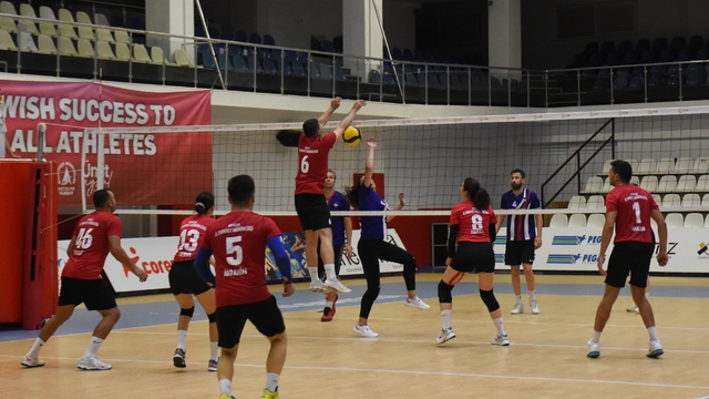 Antalya'da kamu kurumları çalışanları voleybol turnuvasında mücadele etti