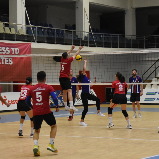 Antalya'da kamu kurumları çalışanları voleybol turnuvasında mücadele etti