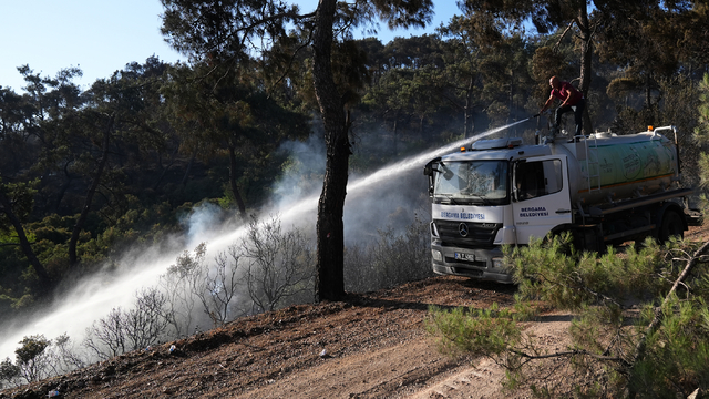 İzmir'de çöplük alanda başlayıp ormana sıçrayan yangın kontrol altına alındı