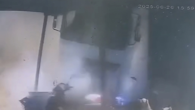 Hafriyat kamyonunun iş yerlerine çarptığı kaza kamerada