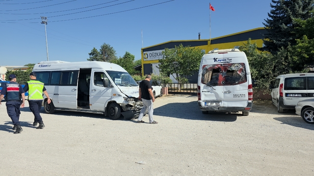 İşçi sevris minibüsleri çarpıştı; 8 yaralı
