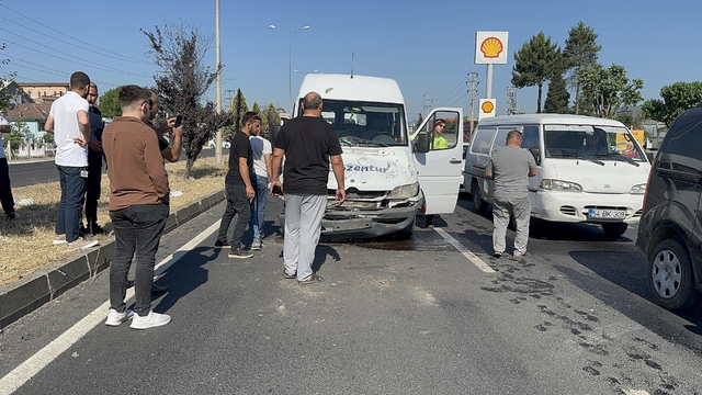 Düzce'de tır ve 2 servis minibüsünün karıştığı kazada 6 işçi yaralandı