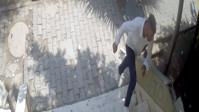 Balkon kapısından girdiği evdeki gardıroptan 250 bin liralık altın ve para çaldı