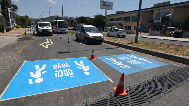 Muğla'da trafik güvenliği için yol çizgi çalışmaları yapılıyor