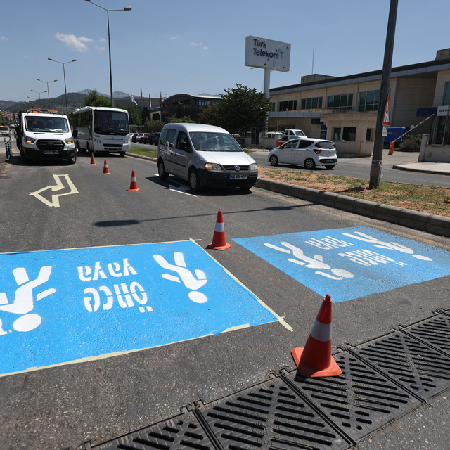 Muğla'da trafik güvenliği için yol çizgi çalışmaları yapılıyor
