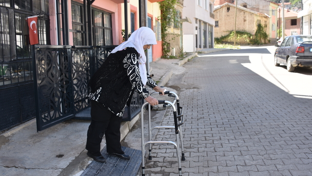 Böbrek hastası 51 yıllık eşi için üç katlı binanın dışına asansör yaptırdı