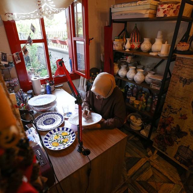 İznik çinisine sevdasıyla 50 yaşında bu sanatın diplomalı ustası oldu