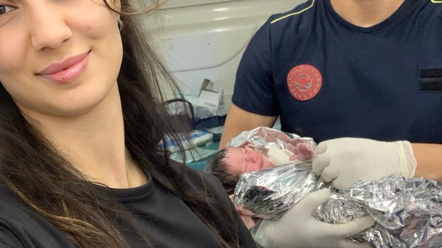 Şanlıurfa'da bir kadın ambulansta ikiz bebek dünyaya getirdi