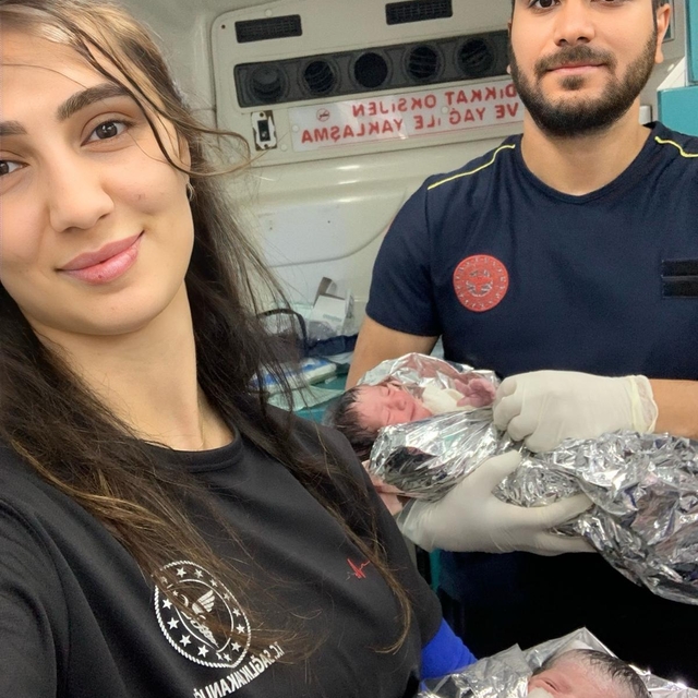 Şanlıurfa'da bir kadın ambulansta ikiz bebek dünyaya getirdi
